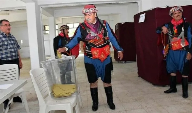 Efe kıyafetleriyle oy kullandılar