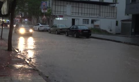 Elazığ’da sağanak etkili oldu yollar göle döndü