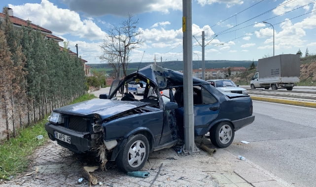 Eskişehir’de otomobil ağaca ve direğe çarptı