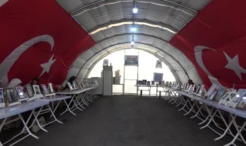 Evlat nöbetindeki bir anne daha evladına kavuştu