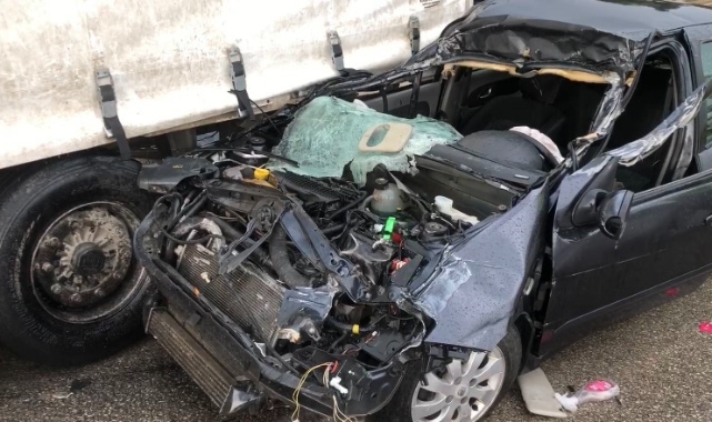 Feci kaza! TIR'a ok gibi saplandı