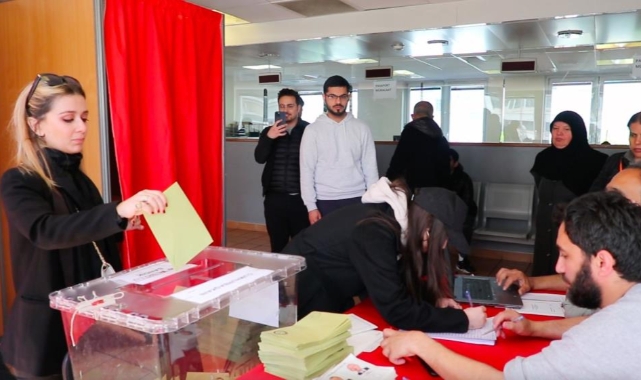 Fransa'daki Türk seçmenlerden sandığa yoğun ilgi