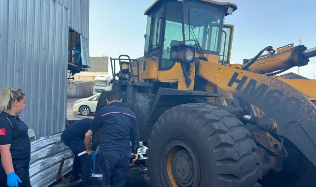 Freni boşalan iş makinesinin altında can verdi