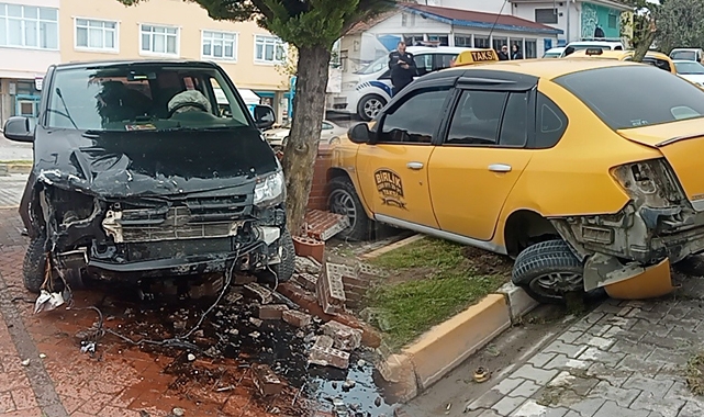 Freni boşalan minibüs ticari taksiye çarptı:2 yaralı
