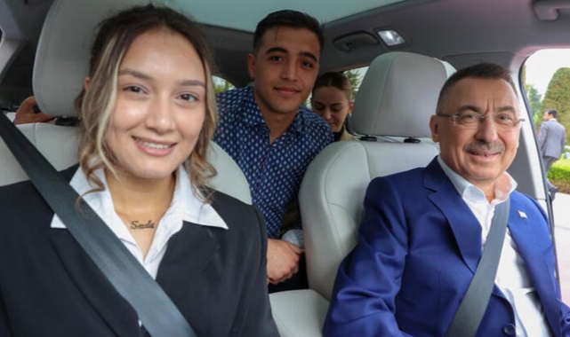 Fuat Oktay, gençlere Togg deneyimi yaşattı