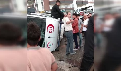 Gaziantep'te ambulans devrildi! 4 yaralı