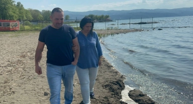 Göl kenarında yürürken tarihi sikke buldular
