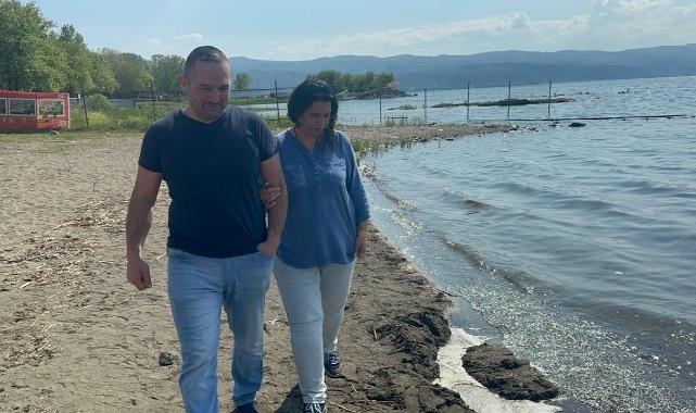Göl kenarında yürürken tarihi sikke buldular
