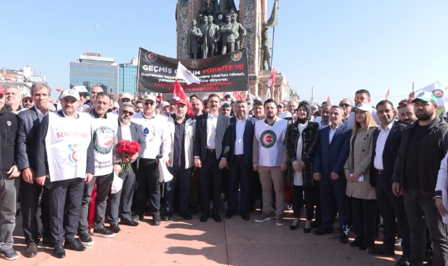HAK-İŞ Taksim Cumhuriyet Anıtı'na çelenk bıraktı