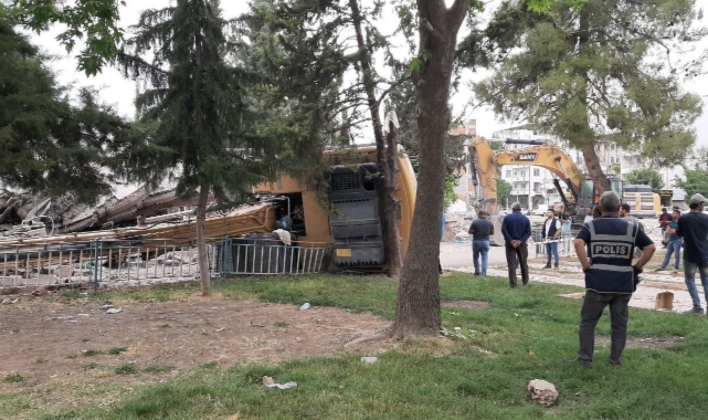 Hasarlı bina yıkımı esnasında iş makinesi devrildi