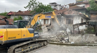 Hasarlı ve metruk yapıların yıkımı sürüyor