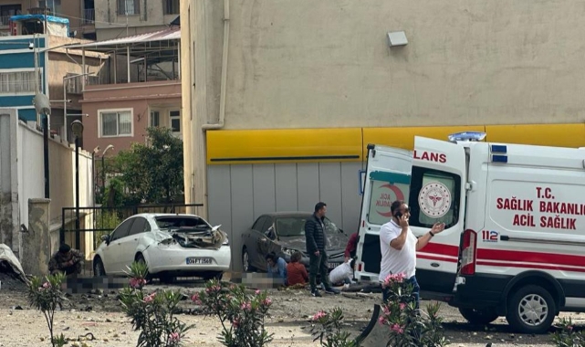 Hatay'da kamyon araçların arasında daldı