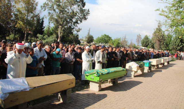 Hatay'daki faciada ölen 7 kişi yan yana defnedildi
