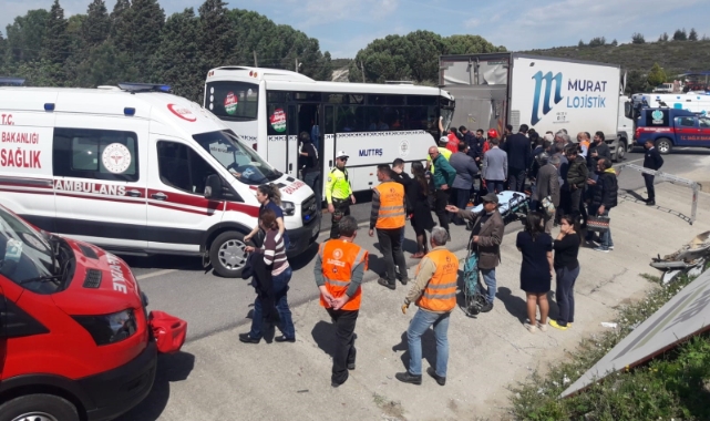 Havaalanına yolcu taşıyan minibüs kamyona çarptı