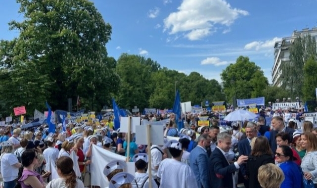 Hemşireler bakanlığı protesto etti