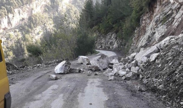 Heyelan nedeniyle köy yolları ulaşıma kapandı