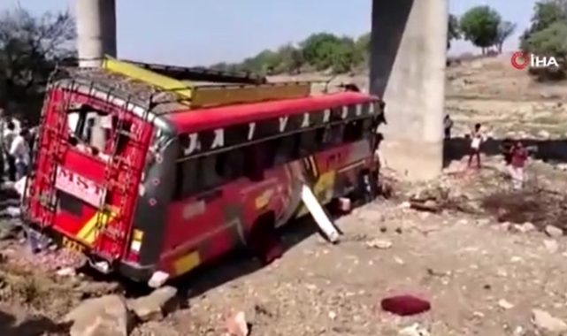 Hindistan'da otobüs köprüden uçtu: 23 ölü