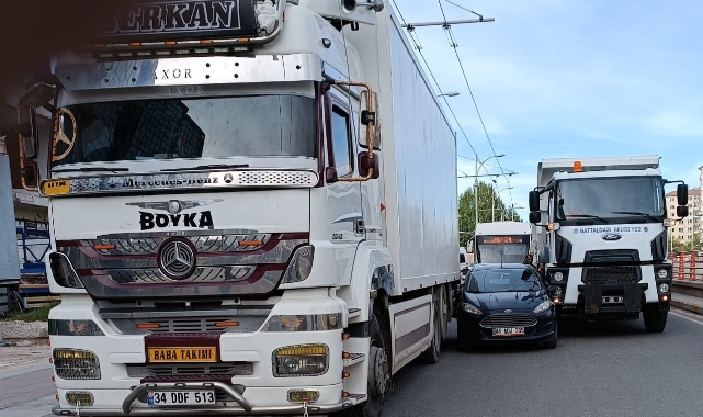 İki aracın arasına sıkışan otomobil trafiği felç etti