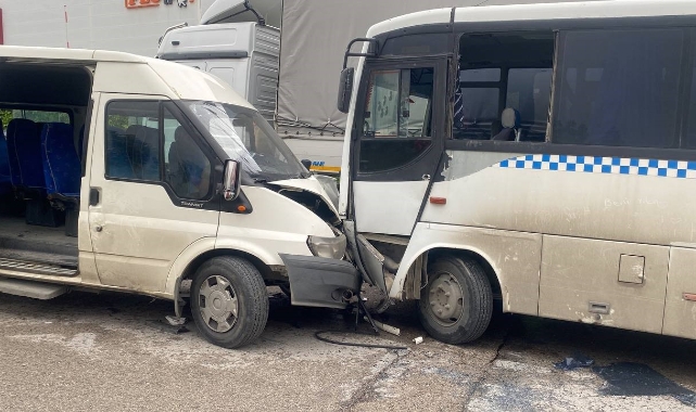 İki işçi servisi kafa kafaya çarpıştı! 6 yaralı