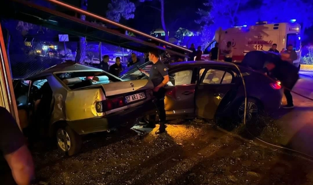 İki otomobil birbirine girdi! 2 ölü