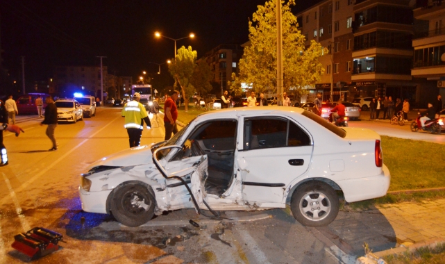 İki otomobil çarpıştı! Sürücülerden biri olay yerinden kaçtı