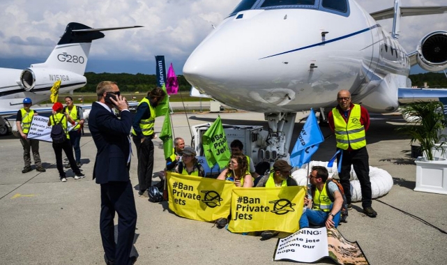 İklim aktivistlerinin protestosu uçuşları engelledi