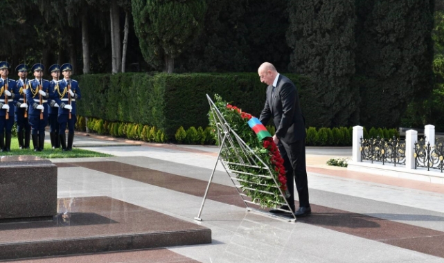 İlham Aliyev, Haydar Aliyev’i mezarı başında andı