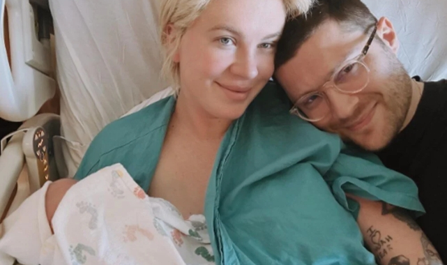 Ireland Baldwin anne oldu!