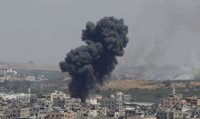 İsrail, Gazze’de sivillere ait evleri vurdu