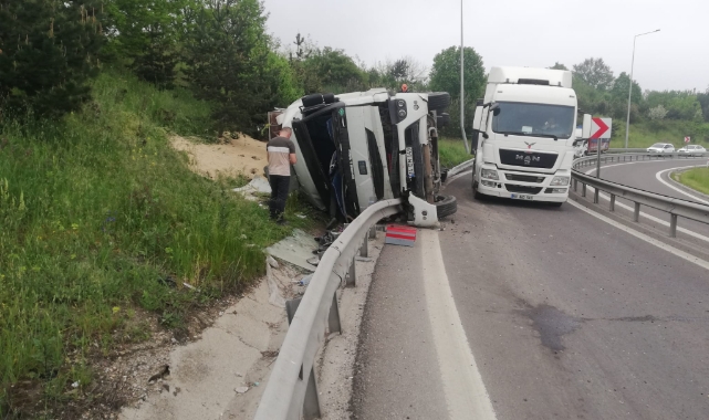 İstanbul'da tır devrildi: 1 yaralı