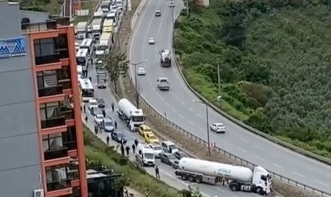İstanbul yolunda kaza yapan tanker trafiği kilitledi