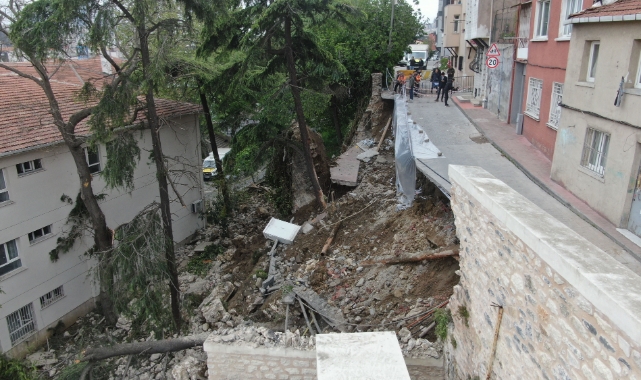 İstinat duvarı okulun bahçesine çöktü