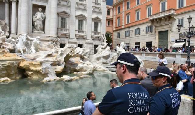 İtalya'da aktivistler Trevi Çeşmesi'ne boya döktü