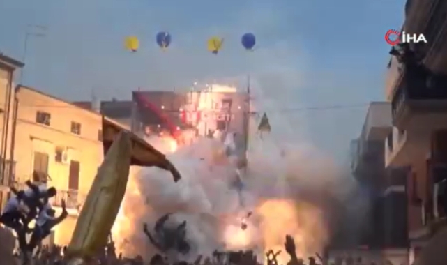 İtalya'da ki festivalde havai fişekler patladı