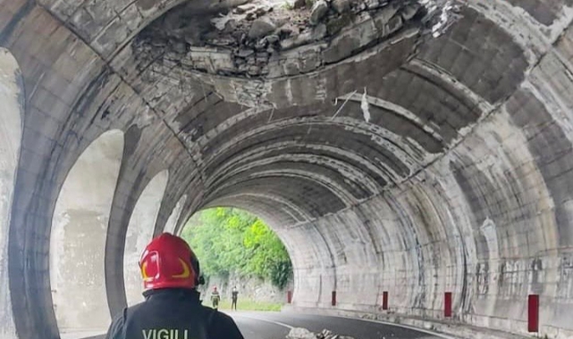 İtalya’da tünelin tavanı çöktü