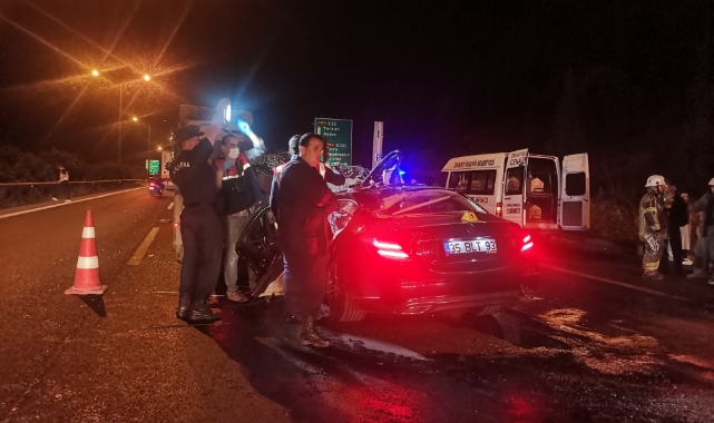 İzmir’de feci kaza! Otomobil TIR'a ok gibi saplandı