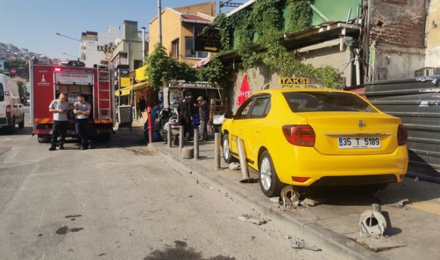 İzmir'de kontrolden çıkan taksi, kaldırımdaki vatandaşı sürükledi