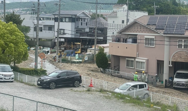 Japonya'da nehirdeki set çöktü! Ev ve araçlar hasar gördü