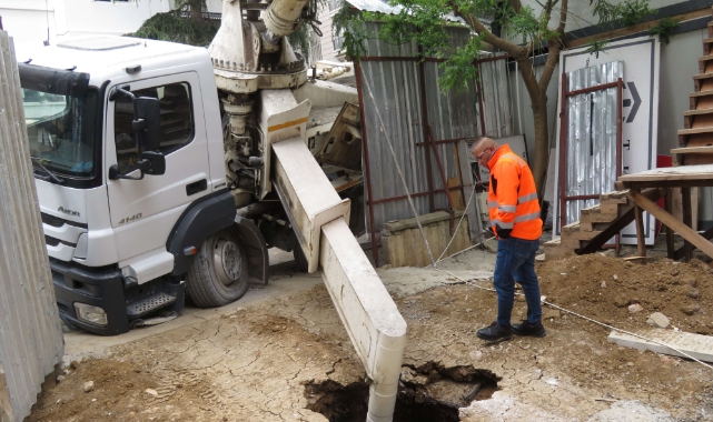 Kadıköy'de yol çökünce beton dökme pompası yan yattı