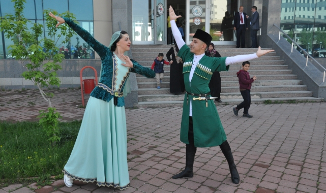 Kafkas kıyafetiyle oy kullandılar