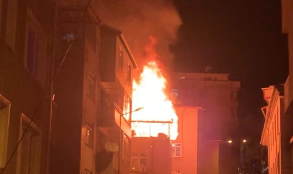 Kağıthane’de 3 katlı binada korkutan yangın