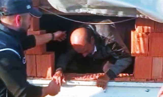Kamyon kasasında tuğla kamuflajlı göçmen kaçakçılığı