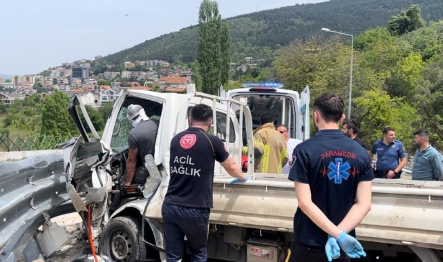 Kamyonet sürücüsü aracın içinde sıkıştı
