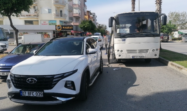 Kapısı açık servis otobüsü otomobile çarptı