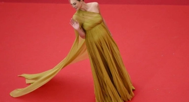 Karnı burnunda Karlie Kloss Cannes Film Festivali galasında
