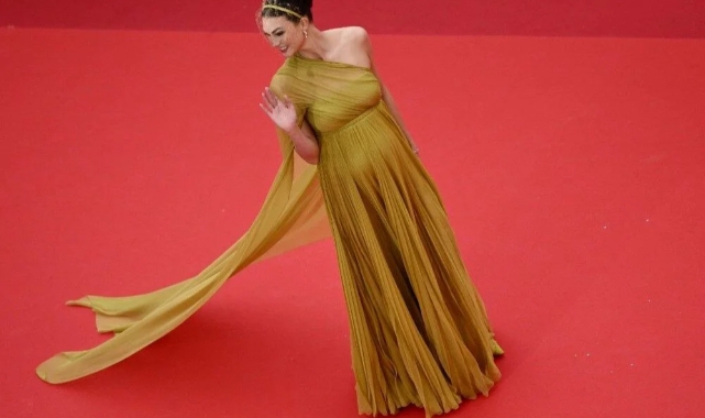 Karnı burnunda Karlie Kloss Cannes Film Festivali galasında