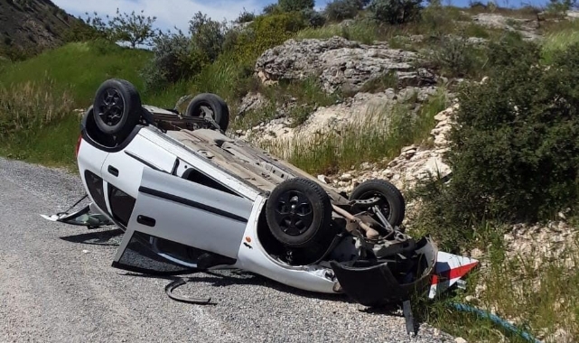 Kayaya çarpan otomobil devrilip ters döndü: 1 yaralı
