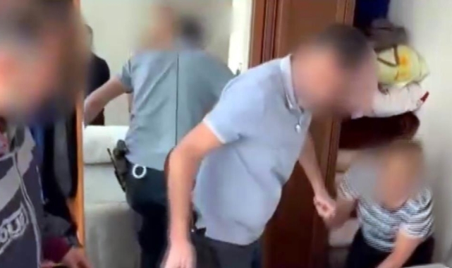 Kayseri'de 3 suçtan aranan kadın, bazanın altında saklanırken yakalandı