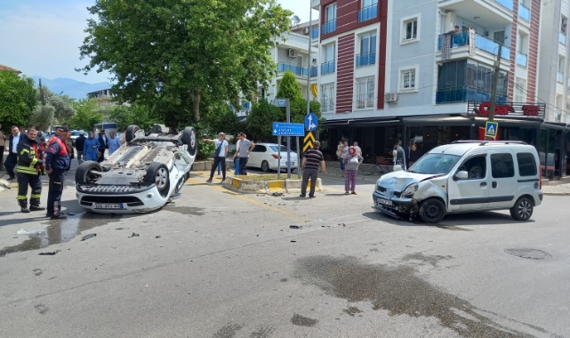 Kaza yapan otomobil ters döndü: 3 yaralı