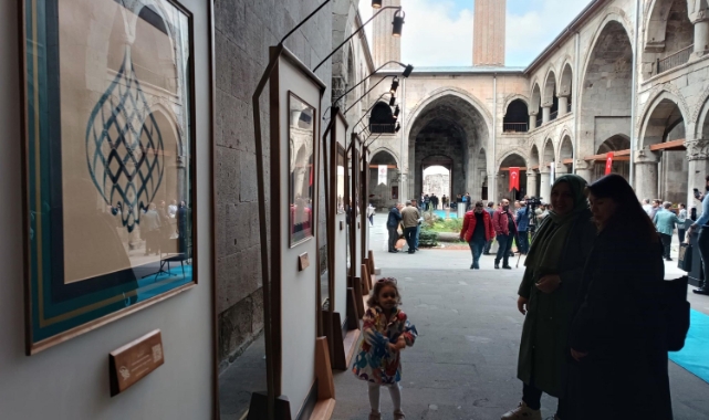 'Kelime-i Tevhit' hat eserleri sergisi Erzurum'da